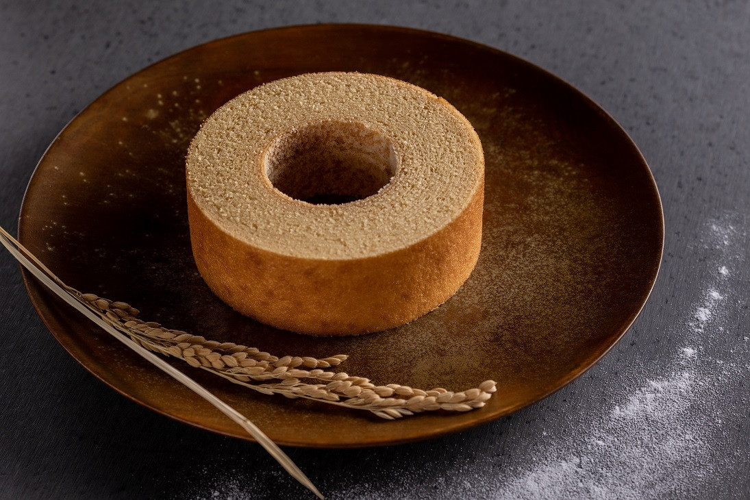 日本食料理人が米粉バウムクーヘンを開発しました。