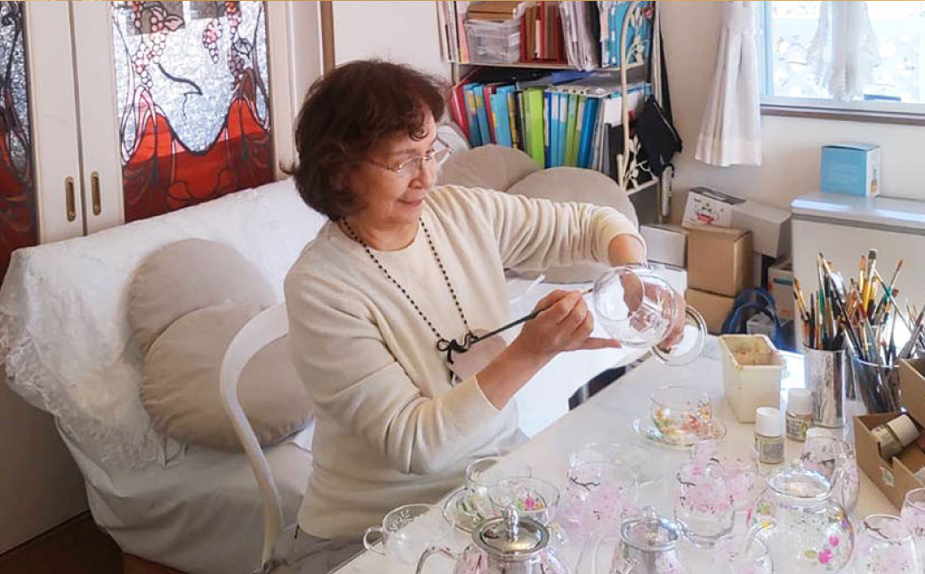 【絵付け手描き】シャンパングラス「小菊と雪の結晶」 筒井啓子作