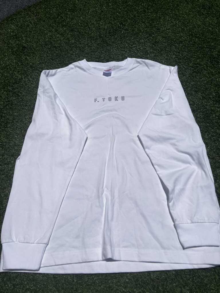 長袖のホワイト・Ｌサイズをお選びいただけます。