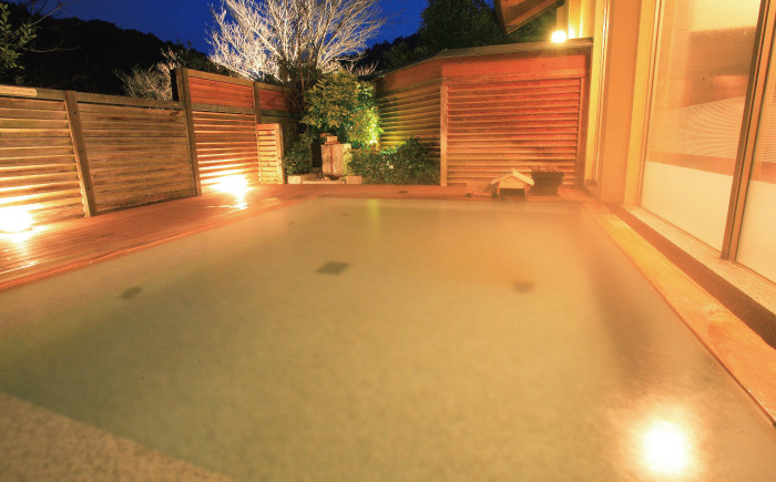 露天風呂（ヒノキ風呂）