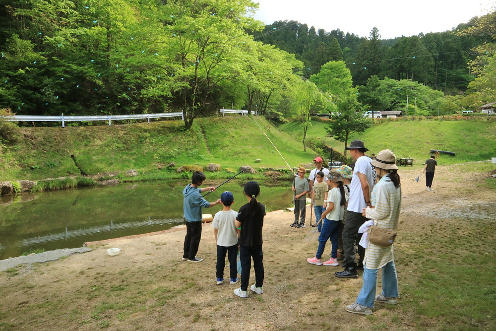 釣った魚はその場で捌き、夕食のおかずにぜひどうぞ！
