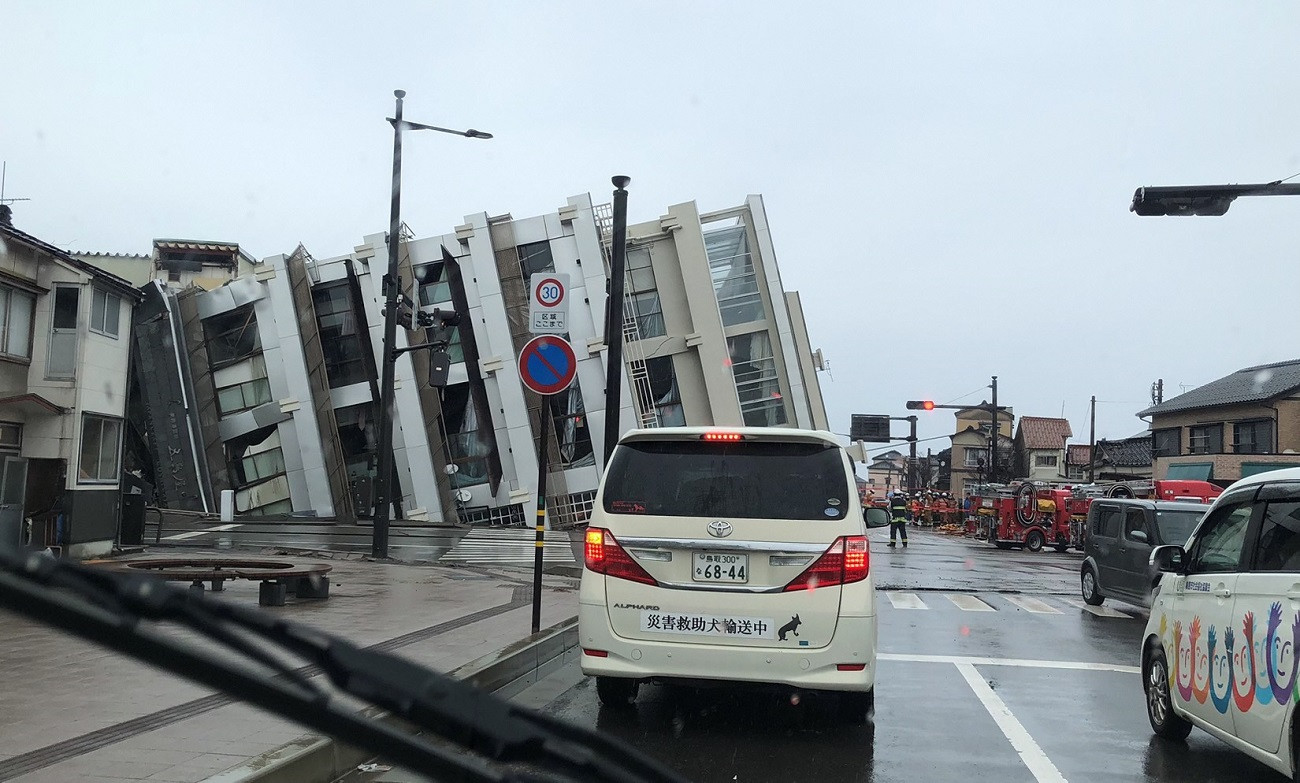 能登半島地震災害に見舞われた石川県輪島市では高層建築のビルも基礎から浮き、倒壊現場では夜を徹して捜索活動が行われていました。