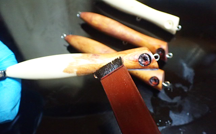 製作過程の漆塗りの様子。