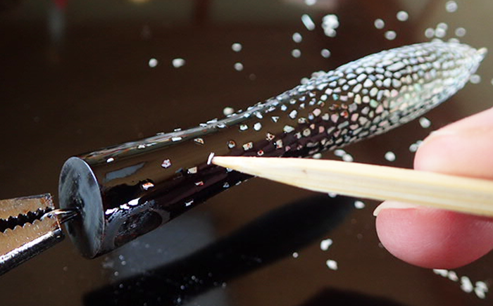 製作過程の貝の貼り付けの様子。青貝螺鈿のルアーも製作しています。