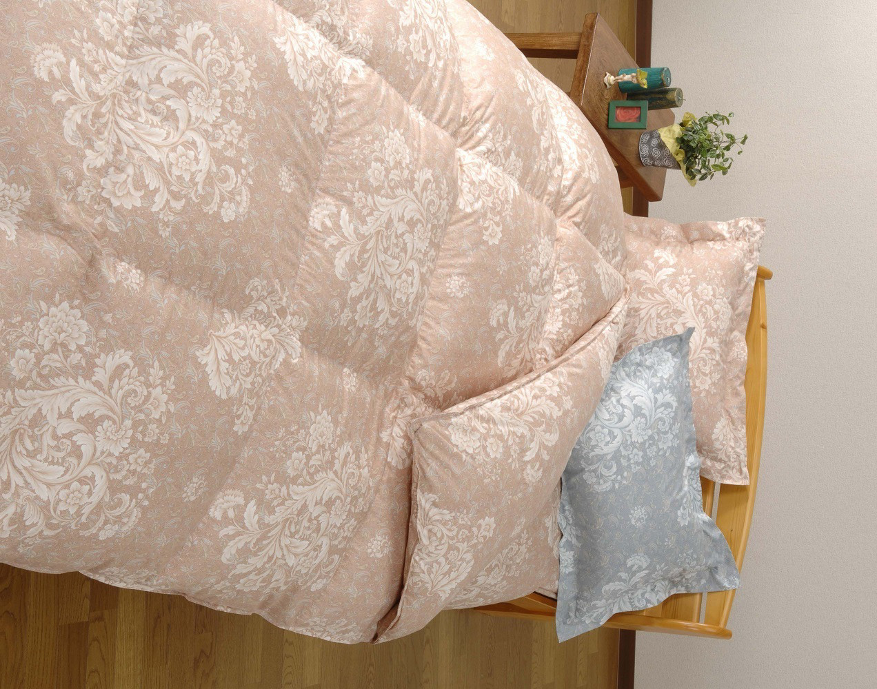 ※お礼の品として、ピンク色の羽毛ふとんが1点届きます。