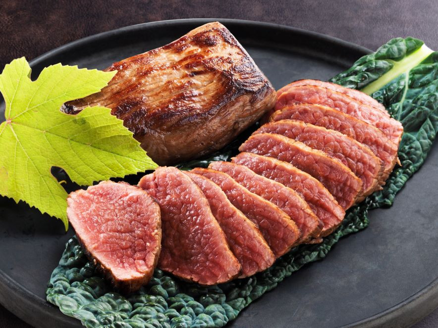 ワインパミスビーフは生ものです。お召し上がりの際にゆっくり解凍し、調理直前に常温に戻し焼いてください。