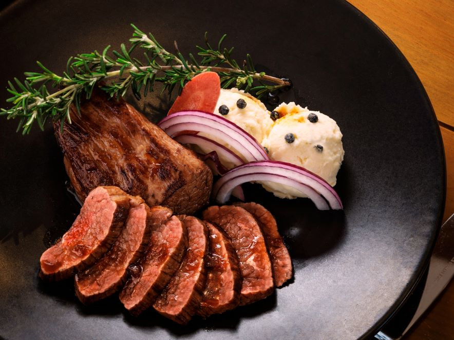 食べ方は、シンプルに塩のみで。ワインパミス醤油をかけると、より一層美味しく召し上がっていただけます。