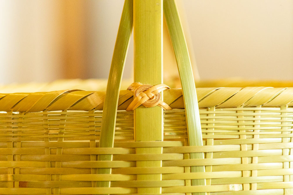 かご中央の籐飾りがワンポイント