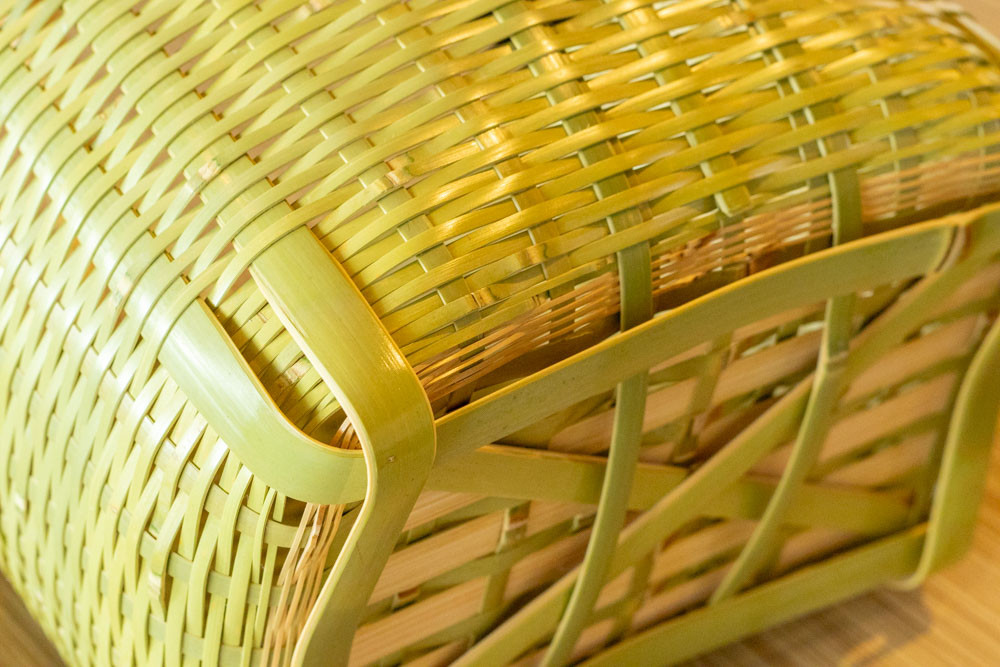 火曲げした４本の足竹でかご本体をがっちりと支える