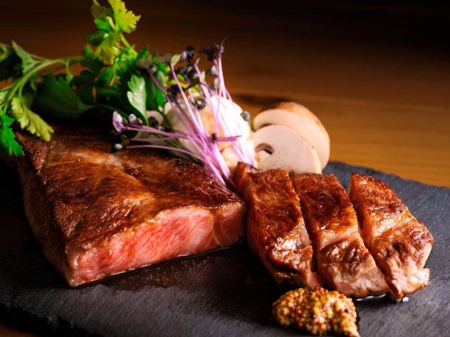 【千屋牛サーロインステーキ】豊富な霜降りで、ジューシーな味わいが口の中に広がります。