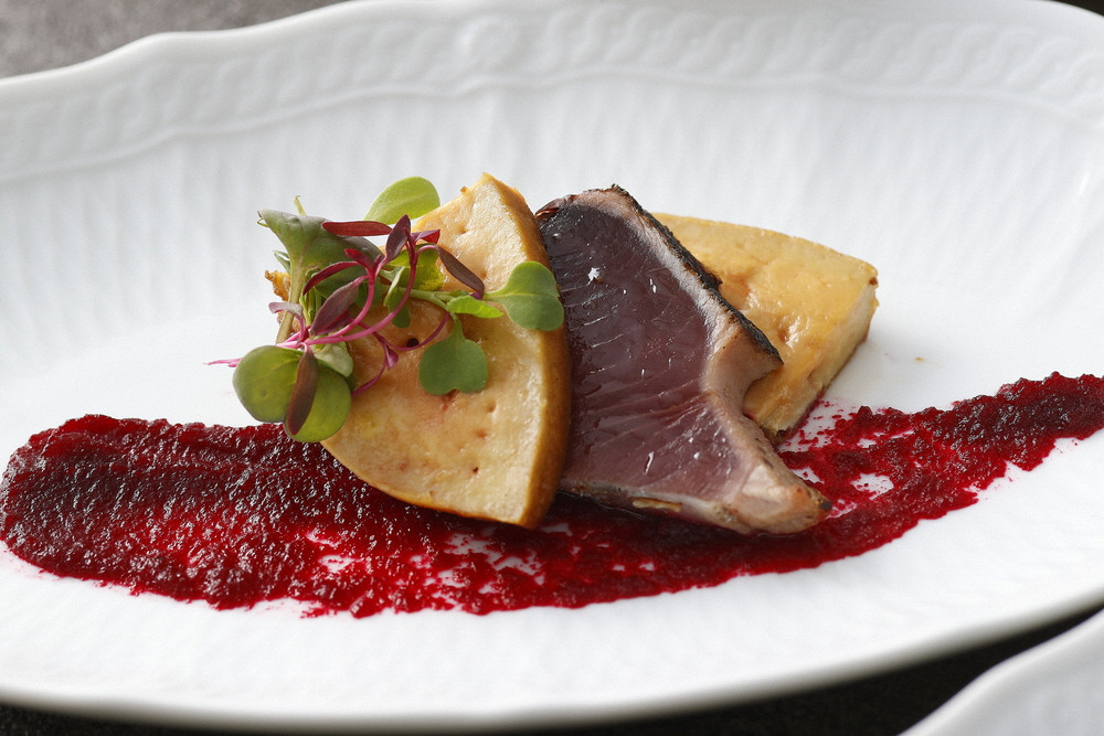 【イメージ】高知産藁焼きカツオとフォアグラのソテー　ビーツのアクセント