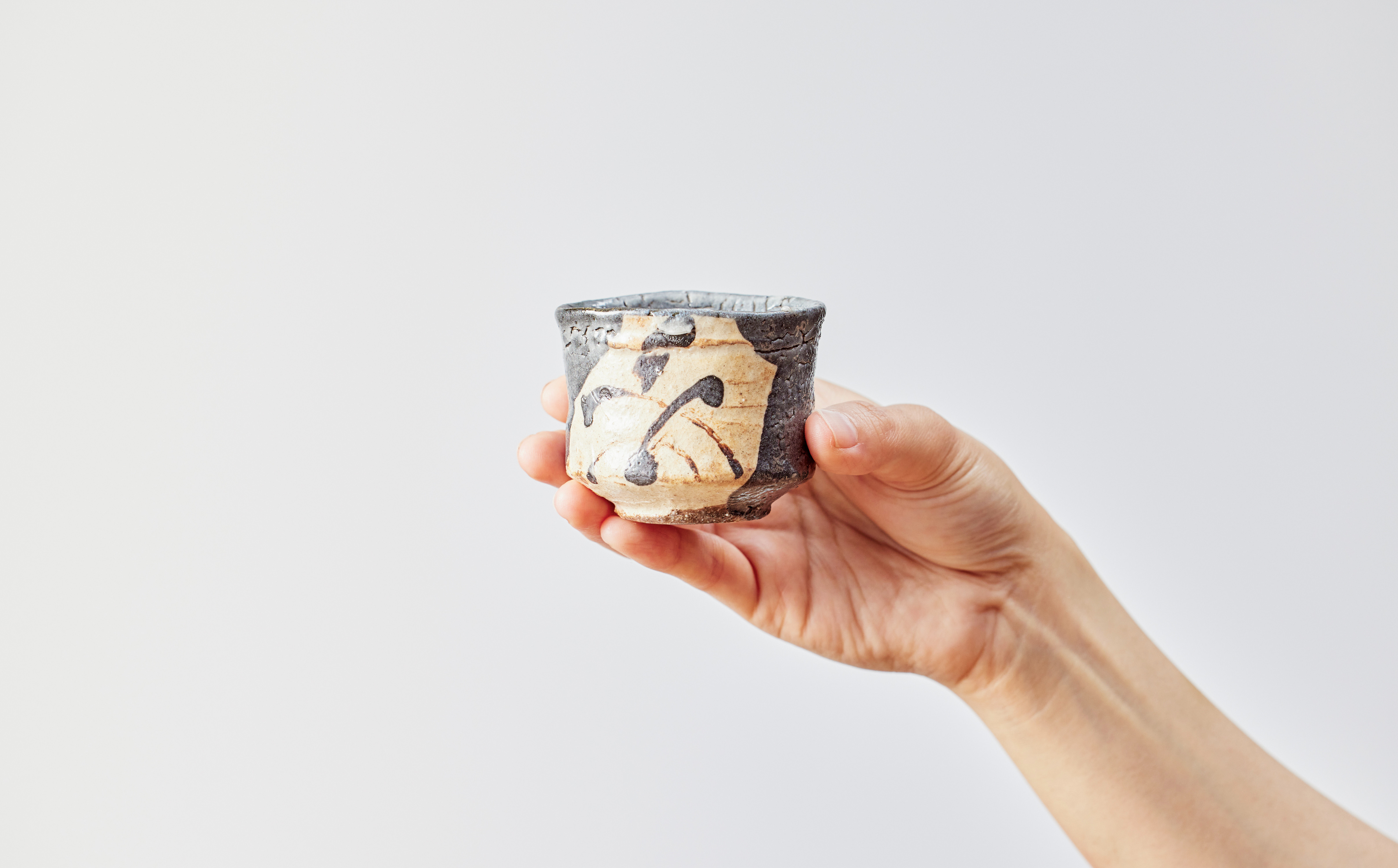 織部唐津とは、桃山時代に主に美濃地方で生産された陶器「織部焼」の影響を受けた唐津焼のことを言います。