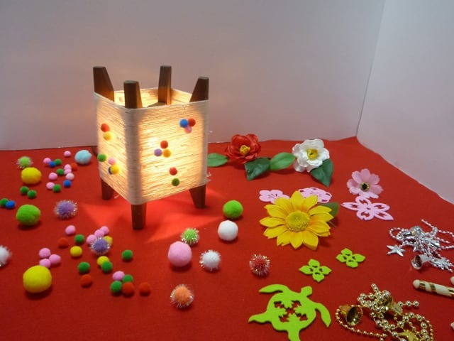 ランプに使用する糸と飾りをお選びいただけます。目移りするほどの種類をご用意してお待ちしております。