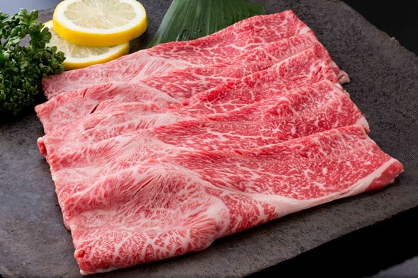 やわらかい赤身の中にきめ細かいサシが入った見事な霜降りのお肉です
