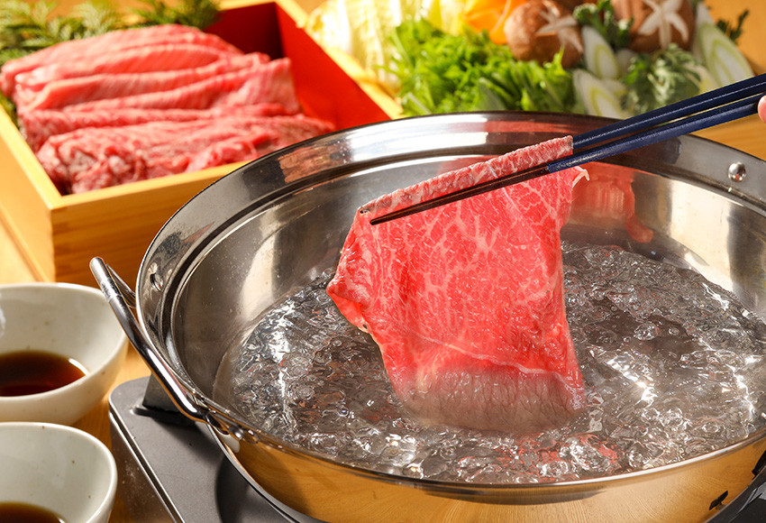 しゃぶしゃぶは、肉本来の旨味を最大限に引き出し、口溶けの良さを楽しめます。