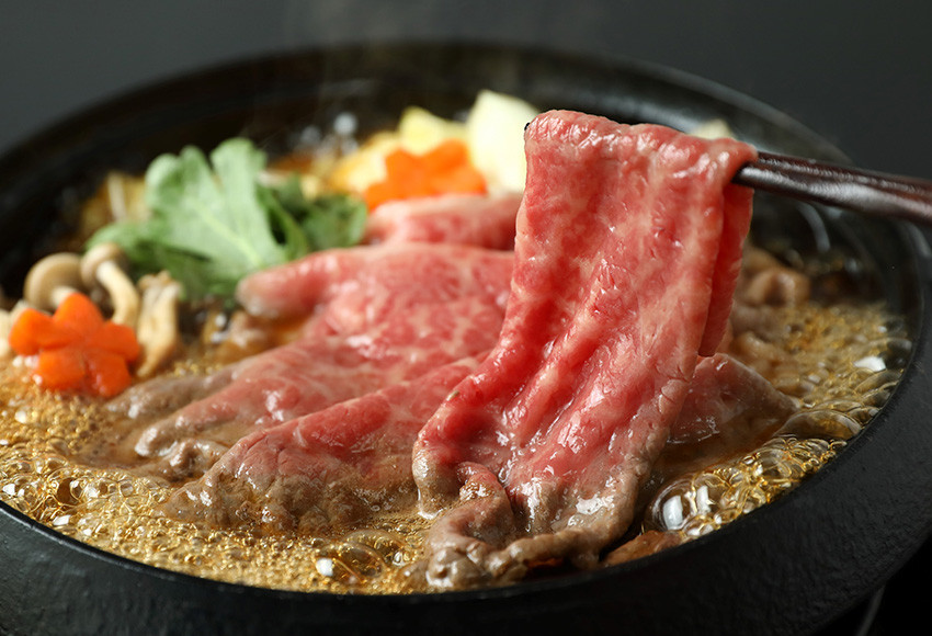 すき焼きは、口の中でとろけるような柔らかさと甘みが広がります。