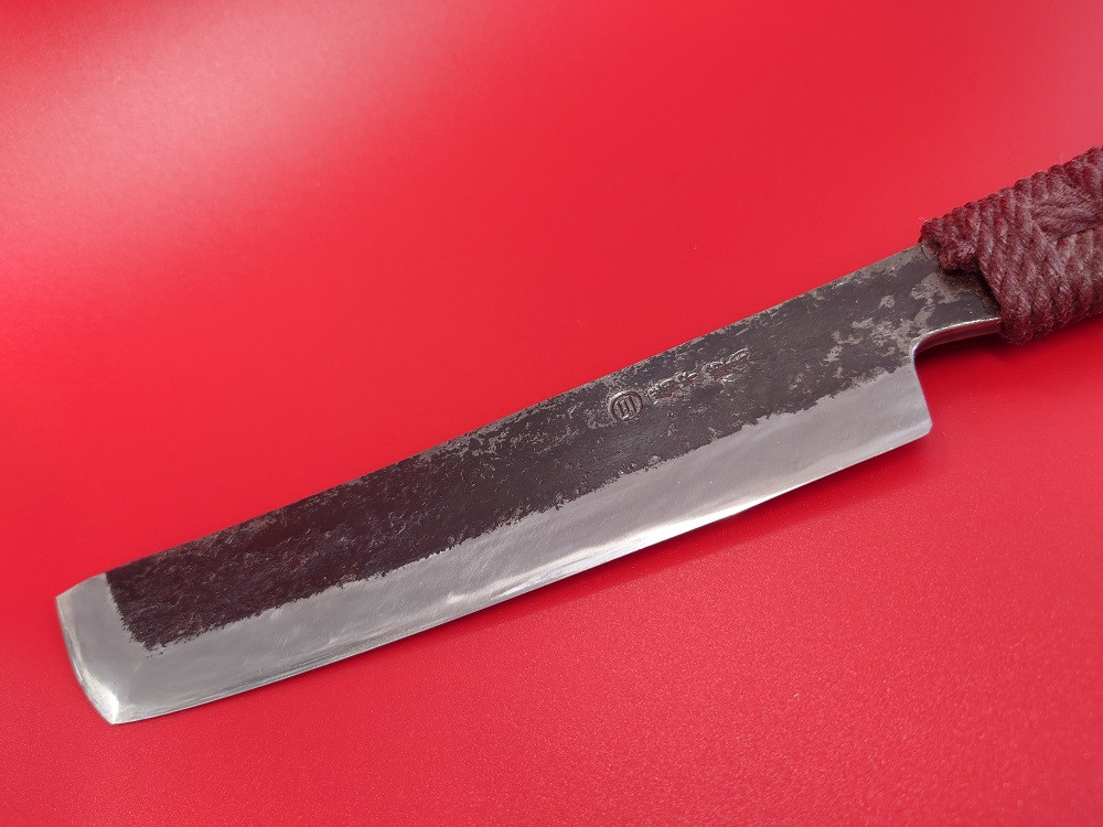 厚みがあるのでバランスを取りやすく、切ろうとする場所に刃を定めやすいのが特徴。刃先も丸く安全、初心者にも使いやすくなっています。