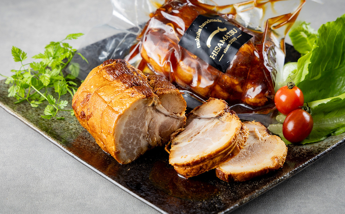 表面を揚げ焼きして旨みを封じ込めた後、じっくり煮込むことで、ほろほろと柔らかい食感を実現しました