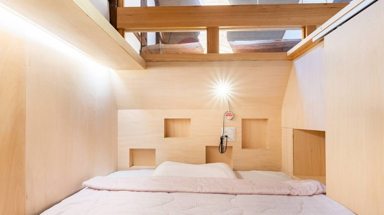 カプセルベッドルーム万葉です。コンパクトな落ち着いた空間でお過ごしいただけます。読書灯、コンセントあります。