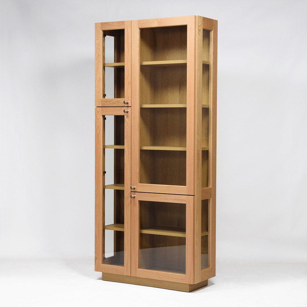 前面・側面がガラスで、ディスプレイにも適したキャビネット。