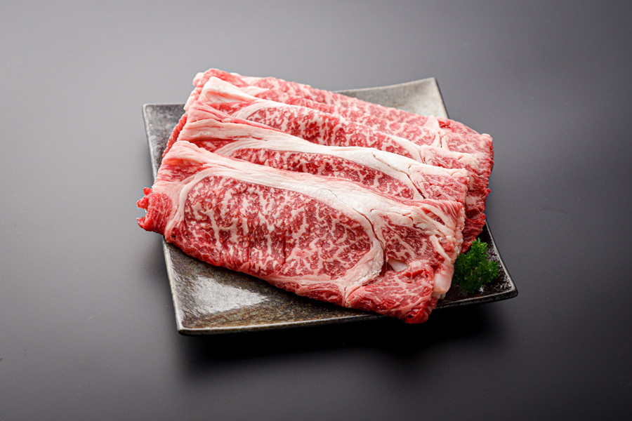 職人の手で丁寧にスライスした極上の肩ロース肉