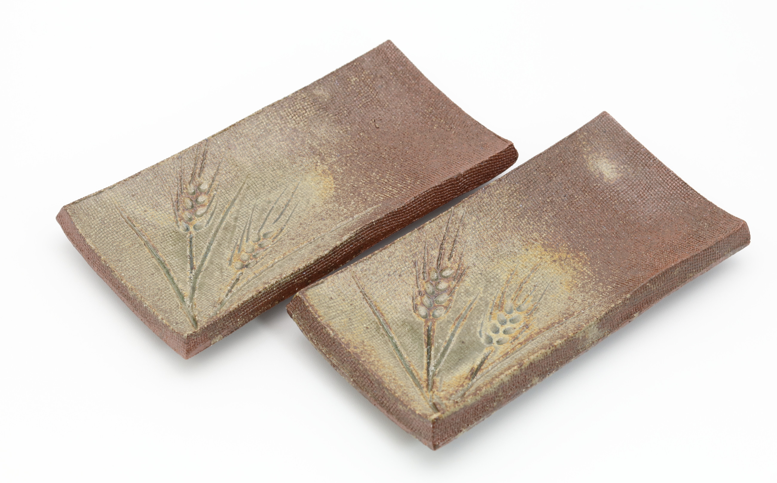 大草野螢窯 灰釉麦彫文板皿 2枚