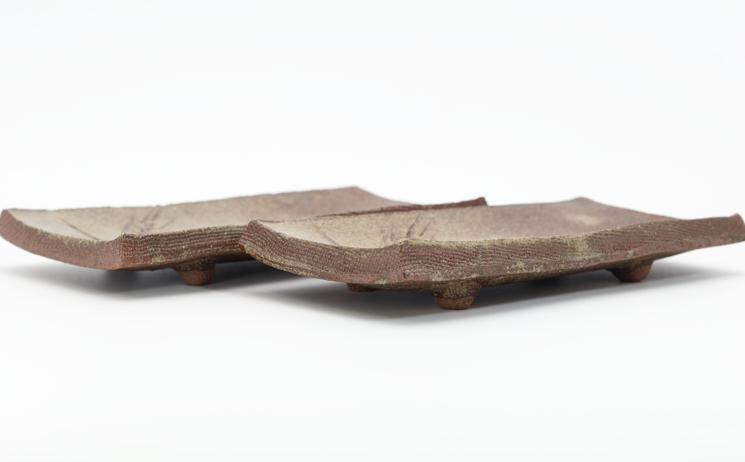 大草野螢窯 灰釉麦彫文板皿 2枚