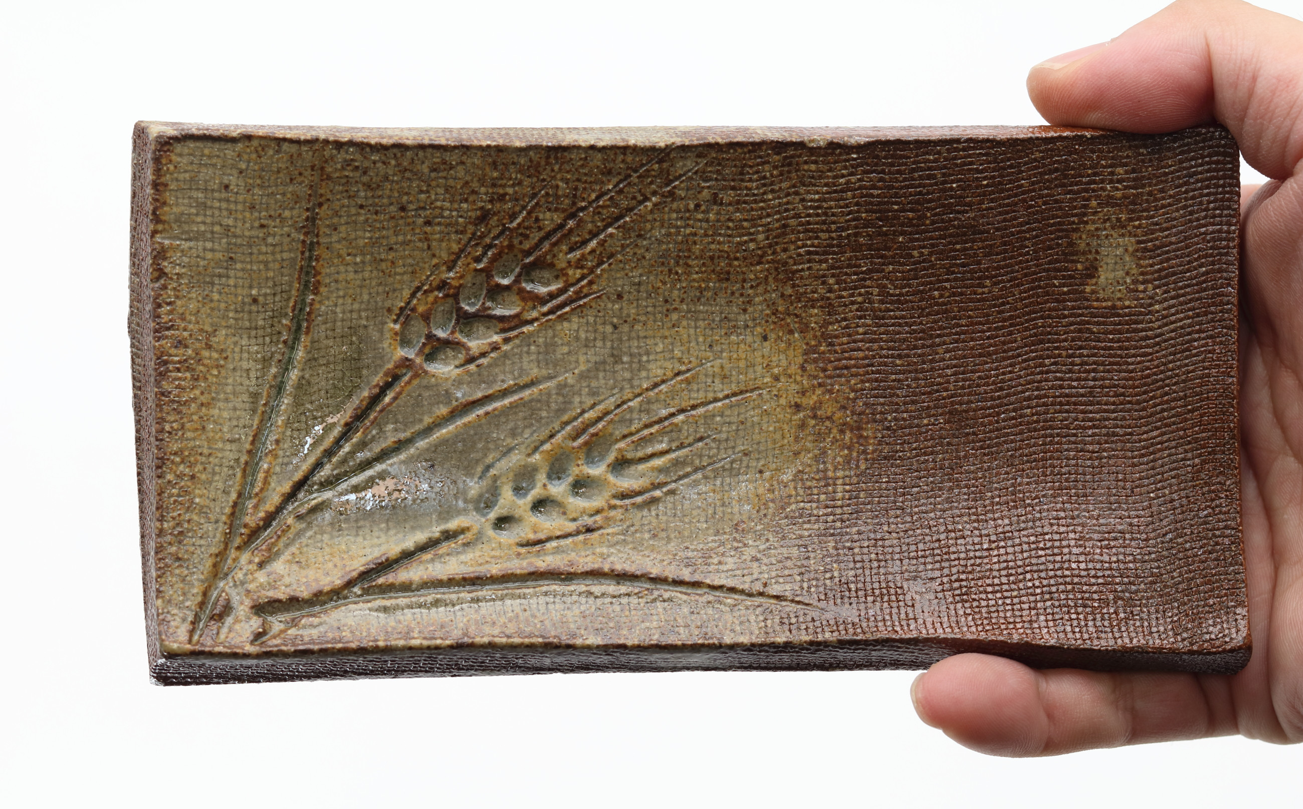 大草野螢窯 灰釉麦彫文板皿