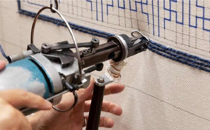 ※手刺繍製法で作られた緞通となります