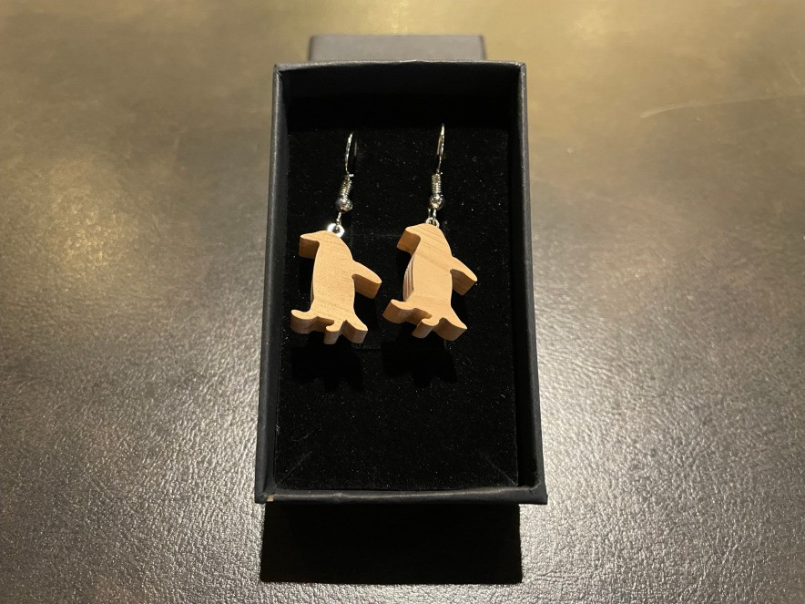 ペンギンが耳元で揺れます。