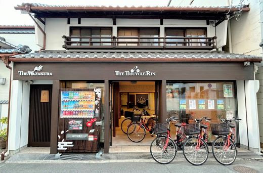 一階玄関入口、桜木の絵が描かれた壁面空間でお迎えします。