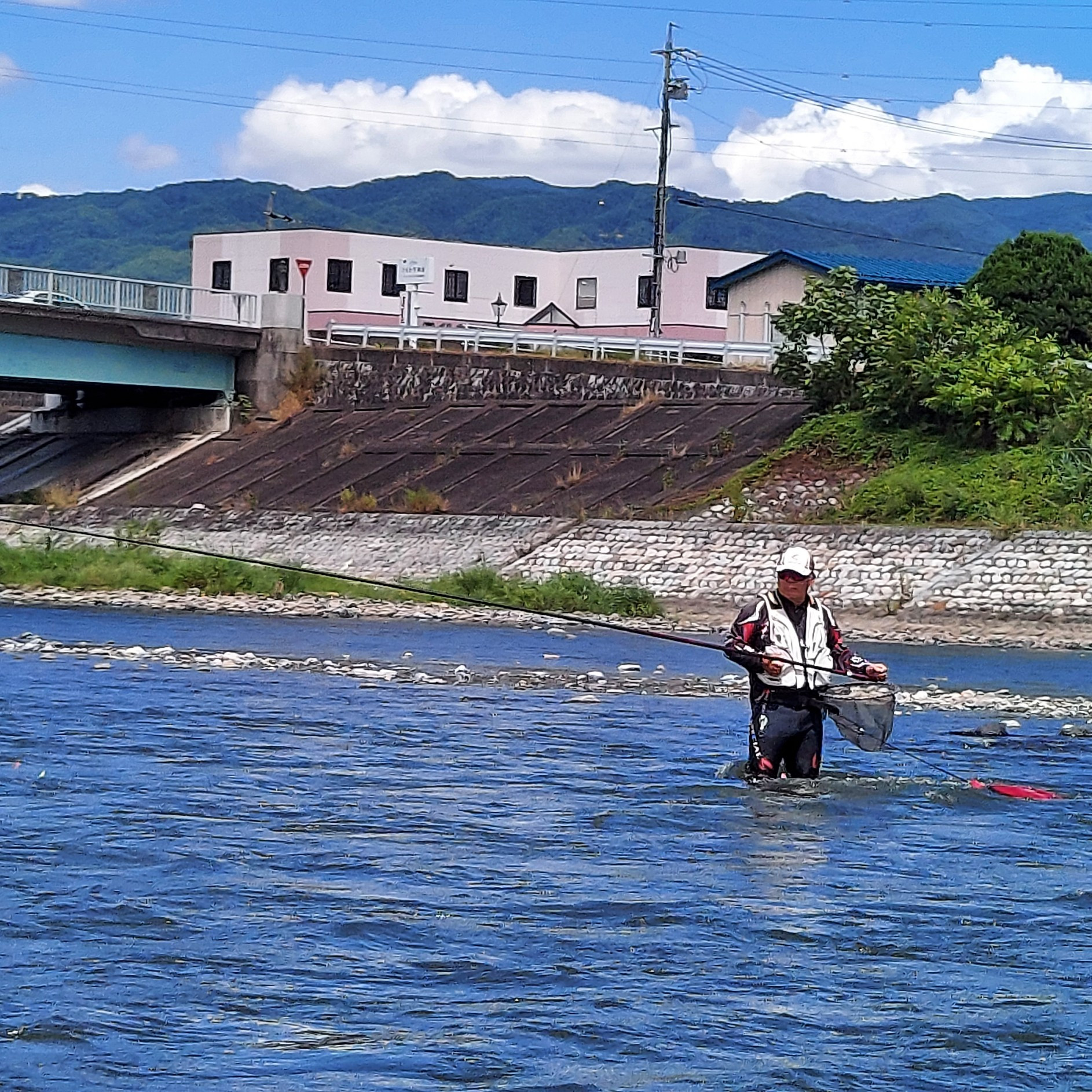 天竜川にて、ヒキの強いイワナ・アマゴなどの渓流釣りを楽しむことができます。