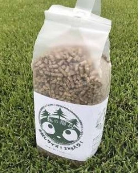 庄内地方で採れた黒松の間伐材から作られています。
黒松の抗菌・消臭効果と天然の木の香りで、気になる臭いが軽減します。