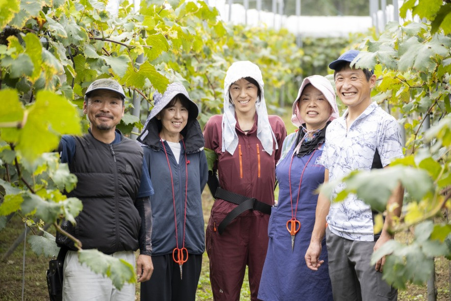 もりおか農園園主森岡さん（写真右）とスタッフの皆さん