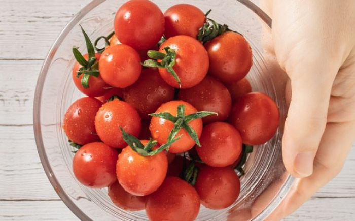 《宮トマト》一番ポピュラーなトマトで、お子様のおやつにもピッタリ。
有機肥料を中心に、必要最低限の農薬で育てました。