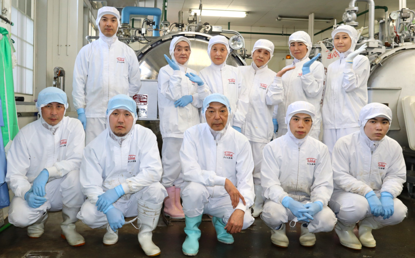 地元の水産物を使い、広く知ってもらうことが地域の復興にも繋がるという思いで、社員一同、日々製造に取り組んでいます。