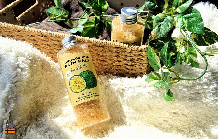 徳之島の美しい海から作られた岩塩と、徳之島のヤマシークニンを組み合わせました。