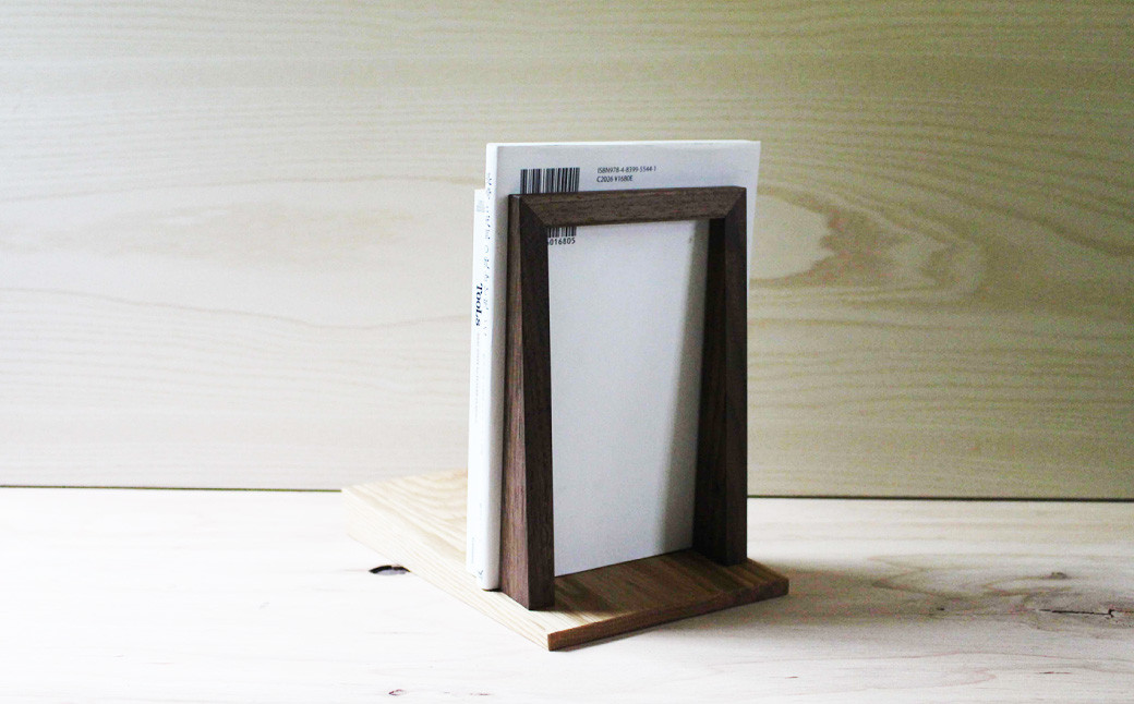 傾斜のある 本立て 無垢材