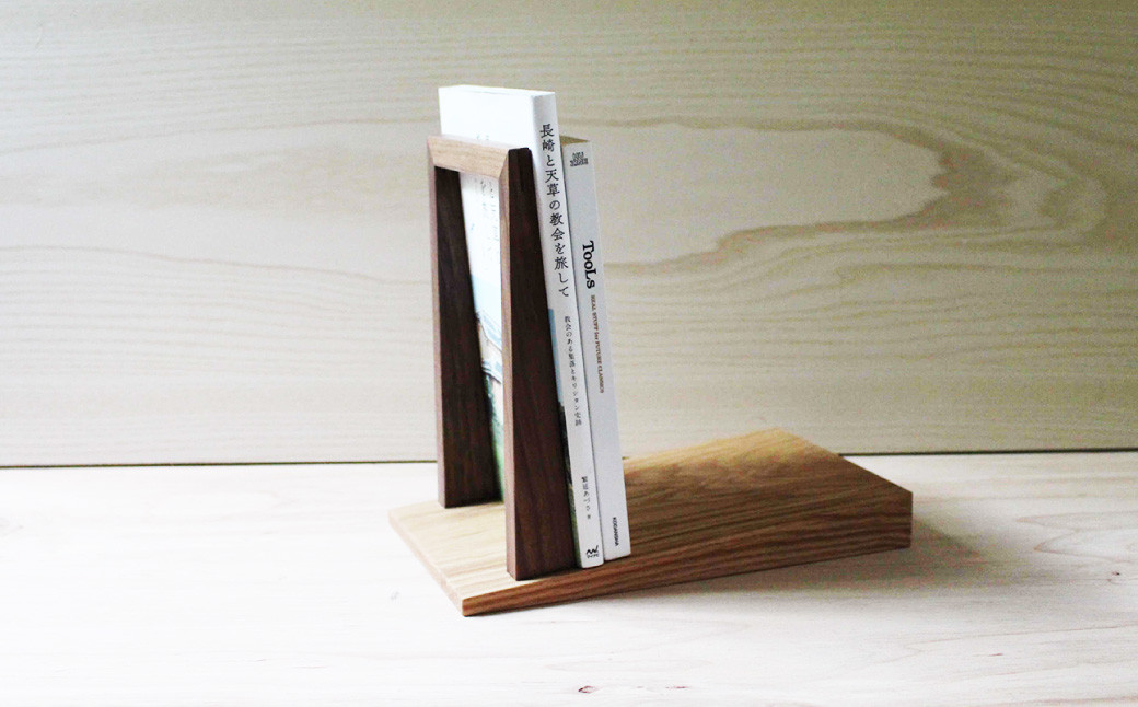 傾斜のある 本立て 無垢材