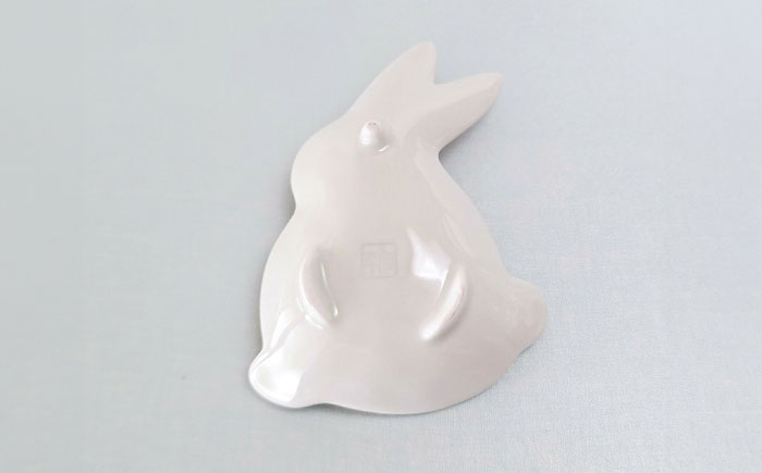 【有田焼】うさぎ 豆小皿ペア（赤花耳 万歴・月うさぎ）/伝平窯 [UDW009]