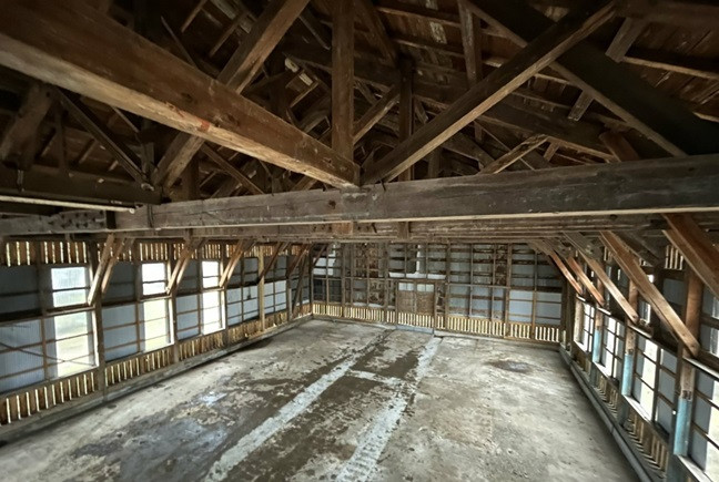 拠点として整備中の木造牛舎