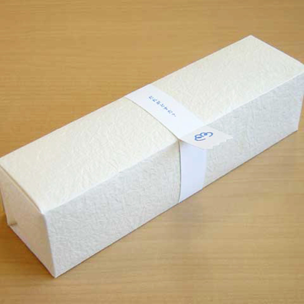 手作り和紙の包装紙(例)でお包みします。
※包装はイメージです。商品によって包装が変わる場合があります。