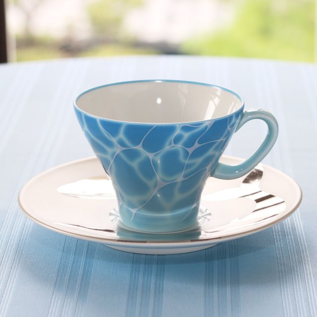 江戸時代から続く有田焼の老舗 香蘭社のカップ＆ソーサーです。