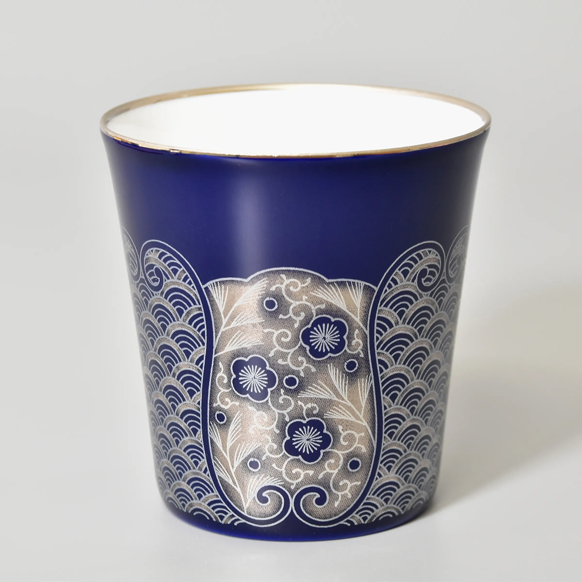 江戸時代から続く有田焼の老舗 香蘭社のフリーカップです。