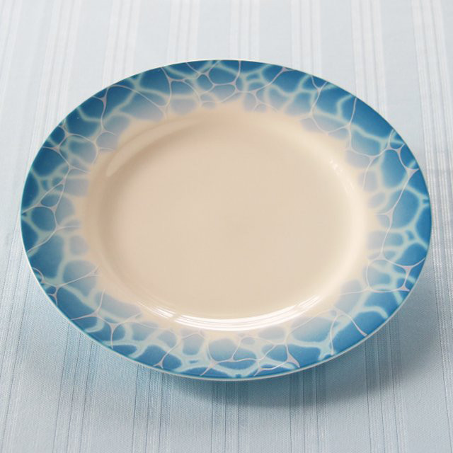 江戸時代から続く有田焼の老舗 香蘭社のケーキ皿です。