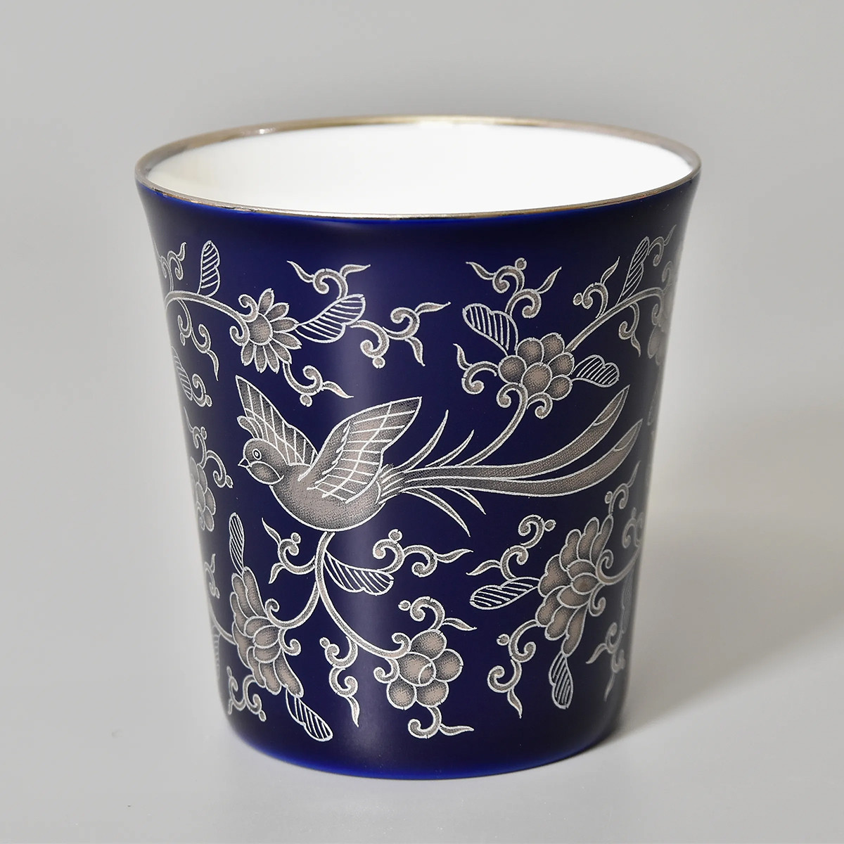 江戸時代から続く有田焼の老舗 香蘭社のフリーカップです。