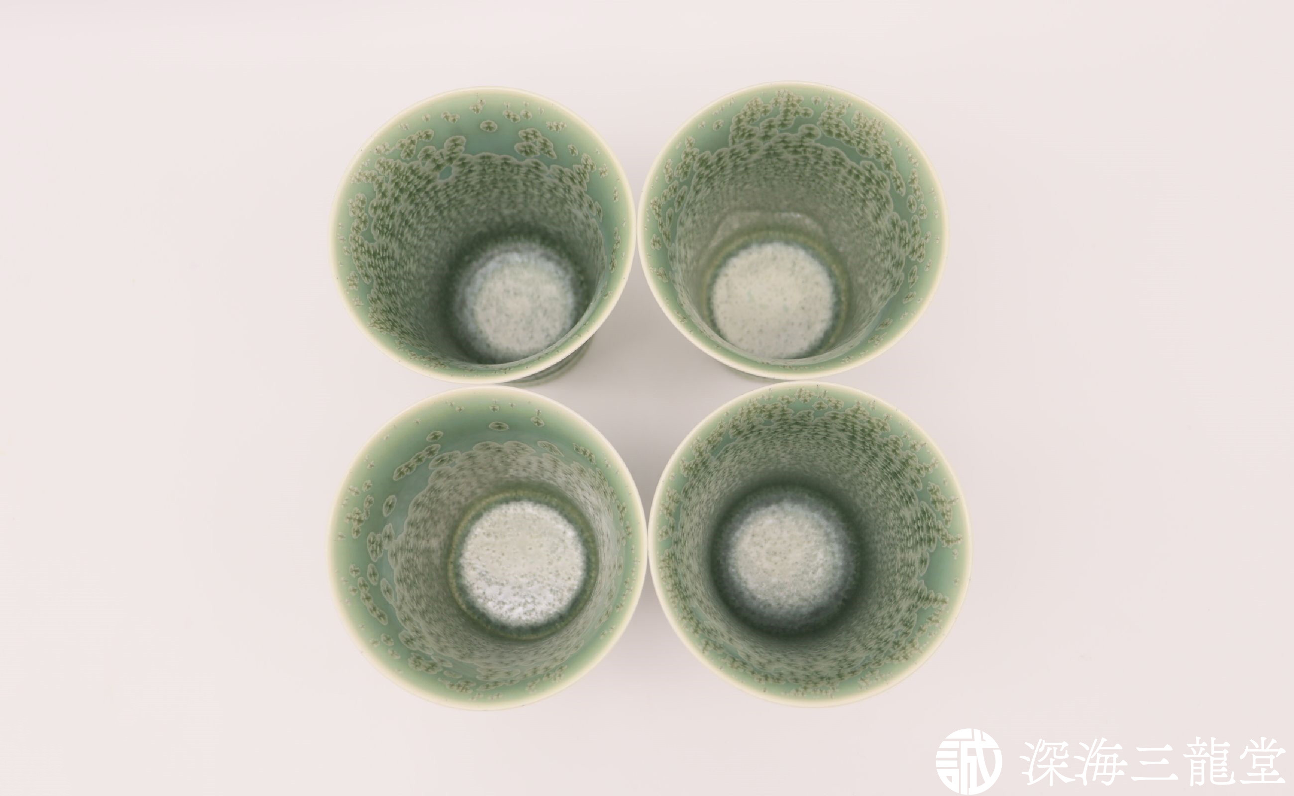 表面の結晶の現れ方や色の濃淡に個体差があります。