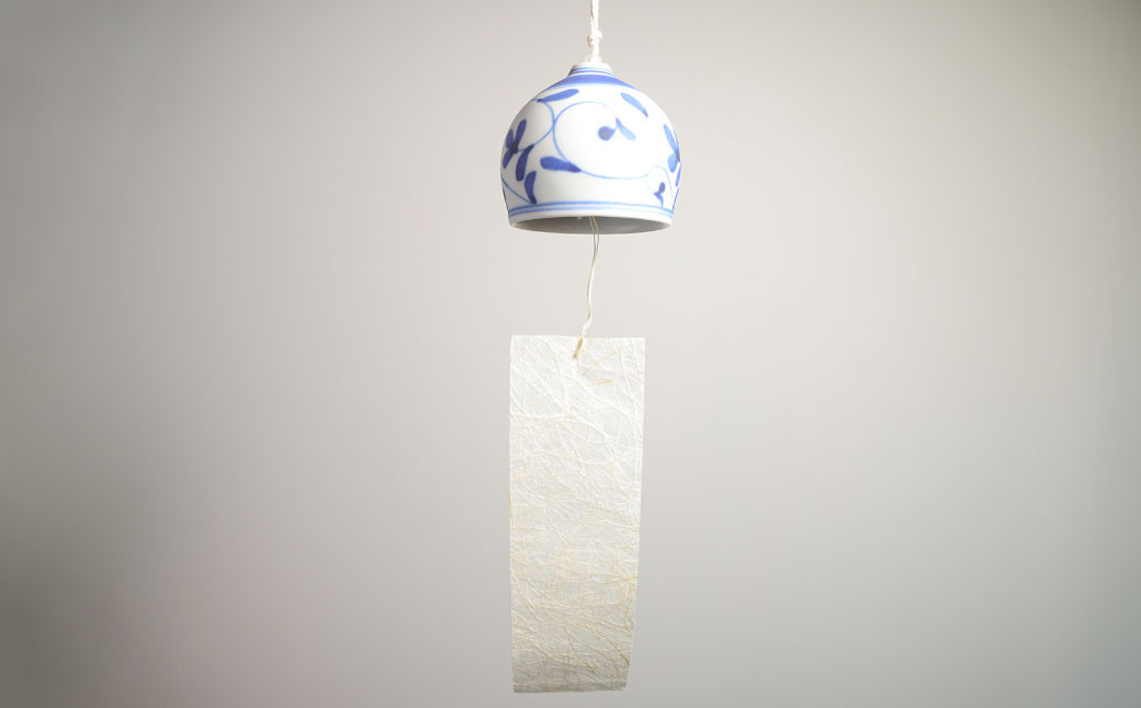 染付草文 風鈴 ふうりん 砥部焼 陶磁器 工芸 インテリア 和風 和紙 日本製【えひめの町(超)推し!(砥部町)】(509)