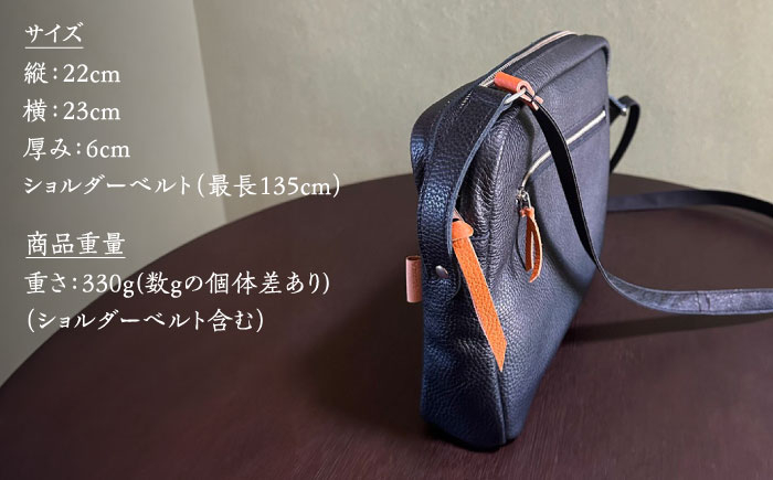 イタリア産牛革仕様のブラック×オレンジの組み合わせショルダーバック