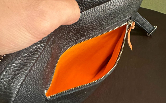 イタリア産牛革仕様のブラック×オレンジの組み合わせショルダーバック